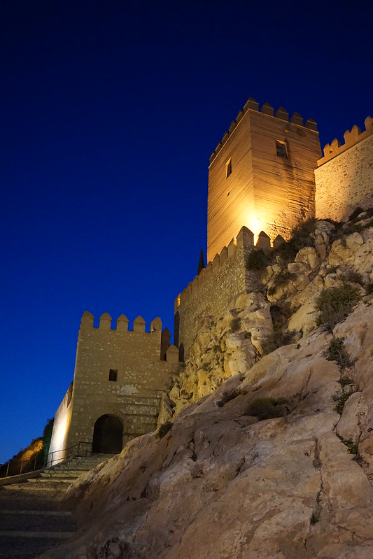 Alcazaba castle walls and hill at night in Almeria, Spain<br/>© <a href="https://flickr.com/people/24879135@N04" target="_blank" rel="nofollow">24879135@N04</a> (<a href="https://flickr.com/photo.gne?id=42114079934" target="_blank" rel="nofollow">Flickr</a>)