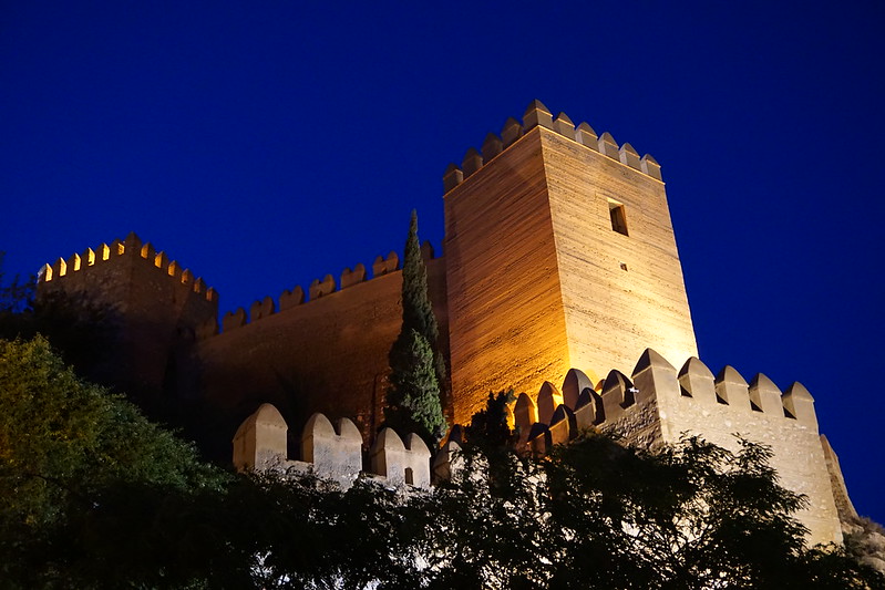Alcazaba castle walls and hill at night in Almeria, Spain<br/>© <a href="https://flickr.com/people/24879135@N04" target="_blank" rel="nofollow">24879135@N04</a> (<a href="https://flickr.com/photo.gne?id=42114080654" target="_blank" rel="nofollow">Flickr</a>)