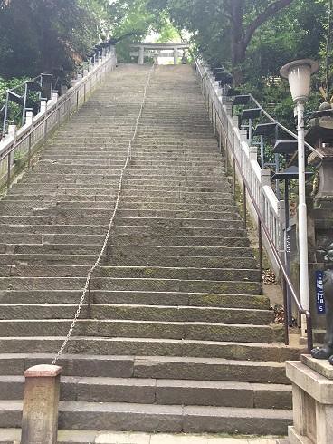 急な階段です
