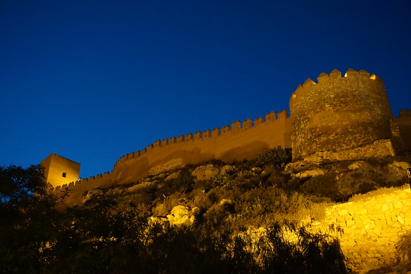 Alcazaba castle walls and hill at night in Almeria, Spain<br/>© <a href="https://flickr.com/people/24879135@N04" target="_blank" rel="nofollow">24879135@N04</a> (<a href="https://flickr.com/photo.gne?id=42114080384" target="_blank" rel="nofollow">Flickr</a>)