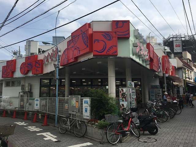東高円寺の商店街にあり、近くにスーパーの...