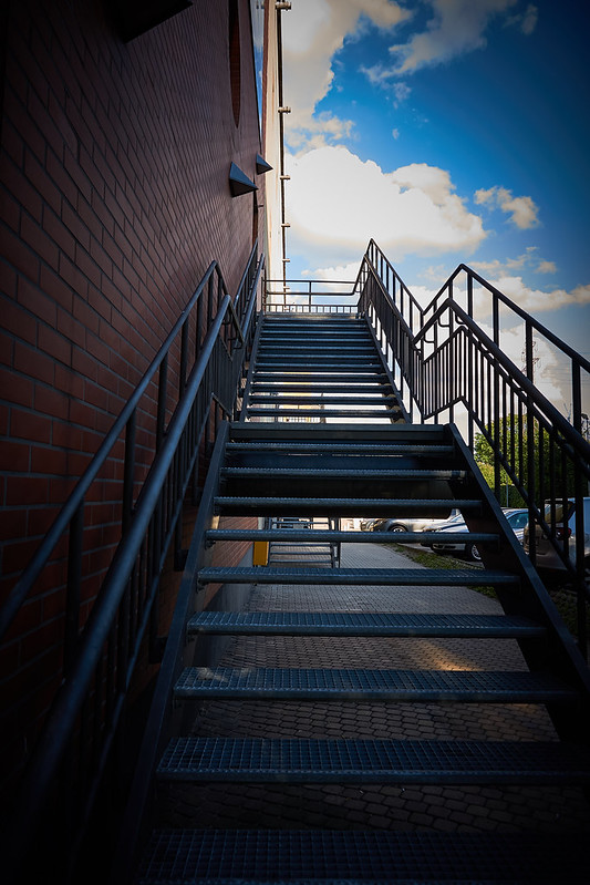 Stairs<br/>© <a href="https://flickr.com/people/161386026@N06" target="_blank" rel="nofollow">161386026@N06</a> (<a href="https://flickr.com/photo.gne?id=42474030594" target="_blank" rel="nofollow">Flickr</a>)