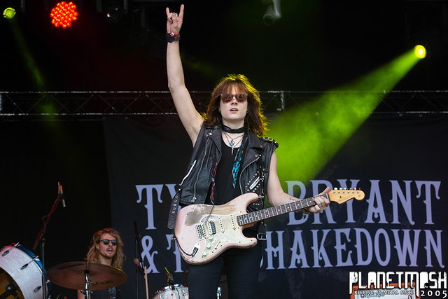 Tyler Bryant and the shakedown