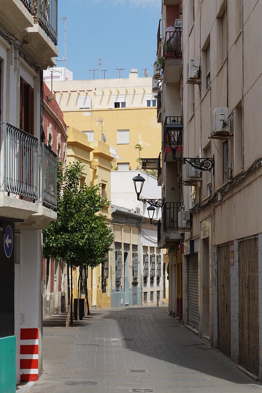 Street in Almeria, Spain<br/>© <a href="https://flickr.com/people/24879135@N04" target="_blank" rel="nofollow">24879135@N04</a> (<a href="https://flickr.com/photo.gne?id=42114078024" target="_blank" rel="nofollow">Flickr</a>)