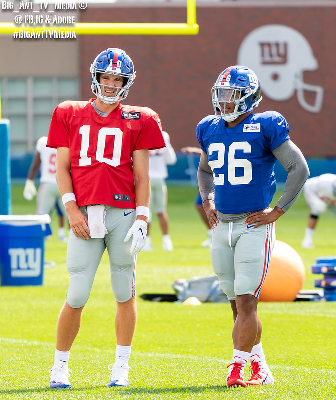Saquon Barkley & Eli Manning Observing Other Teammates Routines<br/>© <a href="https://flickr.com/people/127818759@N07" target="_blank" rel="nofollow">127818759@N07</a> (<a href="https://flickr.com/photo.gne?id=43740014192" target="_blank" rel="nofollow">Flickr</a>)