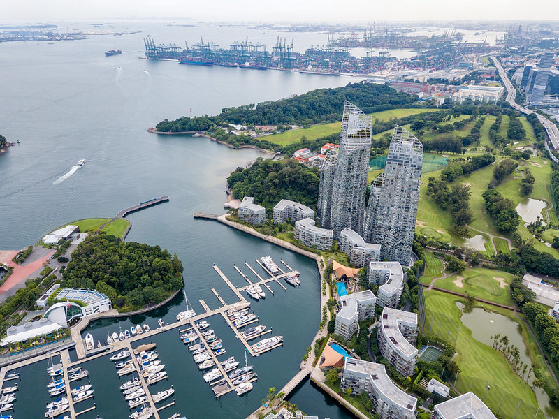 Aerial view of keppel bay with modern residence in Singapore city.<br/>© <a href="https://flickr.com/people/146373865@N04" target="_blank" rel="nofollow">146373865@N04</a> (<a href="https://flickr.com/photo.gne?id=41975468890" target="_blank" rel="nofollow">Flickr</a>)
