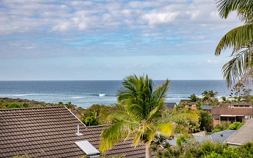 4 Ruby Cl, Caves Beach NSW 2281