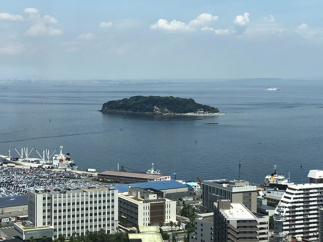 東京湾唯一の無人島、猿島で多くの観光客が...