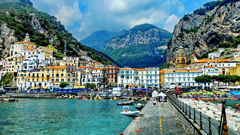 Amalfi Panorama<br/>© <a href="https://flickr.com/people/142382111@N07" target="_blank" rel="nofollow">142382111@N07</a> (<a href="https://flickr.com/photo.gne?id=43087954432" target="_blank" rel="nofollow">Flickr</a>)
