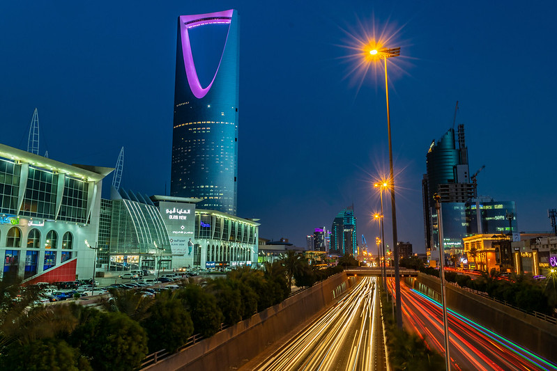 King Fahd Road And Kingdom Tower in Riyadh at blue hour.<br/>© <a href="https://flickr.com/people/32930728@N04" target="_blank" rel="nofollow">32930728@N04</a> (<a href="https://flickr.com/photo.gne?id=41134639920" target="_blank" rel="nofollow">Flickr</a>)