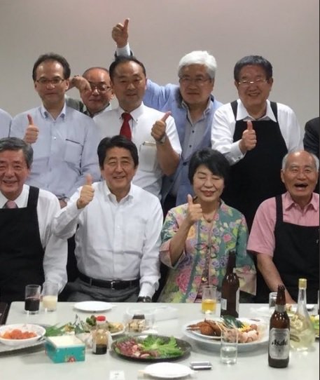 西日本豪雨災害で安倍総理自民党は酒をグビ...