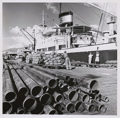 Canadian-made steel pipe is among cargo unloaded from a Canadian freighter, Kingston, Jamaïque / Un tuyau d’acier fabriqué au Canada parmi la cargaison déchargée d’un cargo canadien, Kingston (Jamaïque)