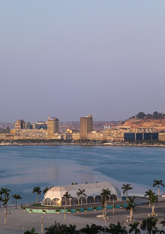 View over the new Marginal promenade called avenida 4 de fevereiro, Luanda Province, Luanda, Angola<br/>© <a href="https://flickr.com/people/41622708@N00" target="_blank" rel="nofollow">41622708@N00</a> (<a href="https://flickr.com/photo.gne?id=44380555252" target="_blank" rel="nofollow">Flickr</a>)