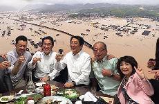 西日本豪雨災害で安倍総理自民党は酒をグビ...