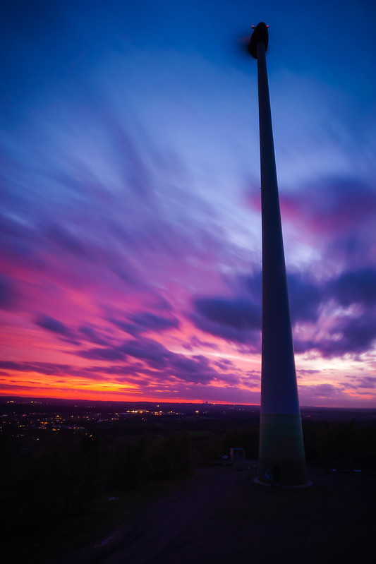 Sunset at the wind turbine<br/>© <a href="https://flickr.com/people/164271043@N04" target="_blank" rel="nofollow">164271043@N04</a> (<a href="https://flickr.com/photo.gne?id=44384480721" target="_blank" rel="nofollow">Flickr</a>)