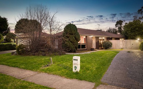 154 Waradgery Dr, Rowville VIC 3178