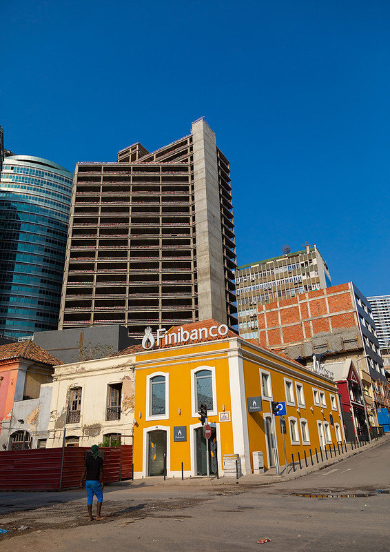 Old portuguese colonial building in front of a new skyscraper, Luanda Province, Luanda, Angola<br/>© <a href="https://flickr.com/people/41622708@N00" target="_blank" rel="nofollow">41622708@N00</a> (<a href="https://flickr.com/photo.gne?id=44381168302" target="_blank" rel="nofollow">Flickr</a>)