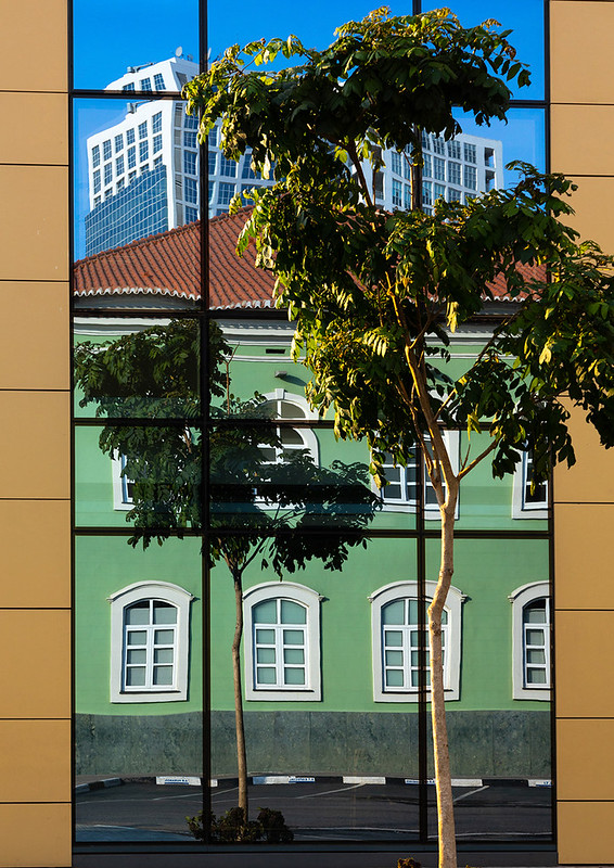 Reflection of an old portuguese colonial building, Luanda Province, Luanda, Angola<br/>© <a href="https://flickr.com/people/41622708@N00" target="_blank" rel="nofollow">41622708@N00</a> (<a href="https://flickr.com/photo.gne?id=42620766340" target="_blank" rel="nofollow">Flickr</a>)