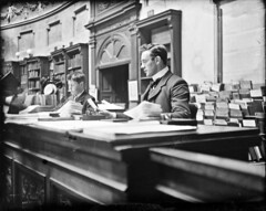Anglų lietuvių žodynas. Žodis filing clerk reiškia padavimo sekretorius lietuviškai.