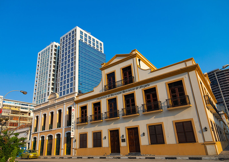 Old portuguese colonial building in front of a new skyscraper, Luanda Province, Luanda, Angola<br/>© <a href="https://flickr.com/people/41622708@N00" target="_blank" rel="nofollow">41622708@N00</a> (<a href="https://flickr.com/photo.gne?id=29492390937" target="_blank" rel="nofollow">Flickr</a>)