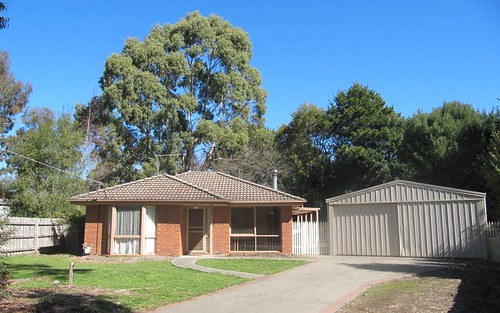 4 Pine Close, Woodend VIC
