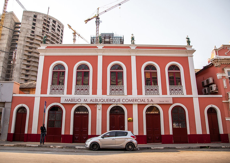Old portuguese colonial building in front of a new skyscraper, Luanda Province, Luanda, Angola<br/>© <a href="https://flickr.com/people/41622708@N00" target="_blank" rel="nofollow">41622708@N00</a> (<a href="https://flickr.com/photo.gne?id=43522028135" target="_blank" rel="nofollow">Flickr</a>)