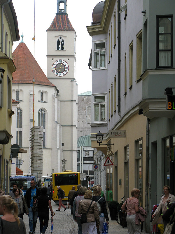 Regensburg - Gesandtenstraße<br/>© <a href="https://flickr.com/people/160950421@N07" target="_blank" rel="nofollow">160950421@N07</a> (<a href="https://flickr.com/photo.gne?id=30127629227" target="_blank" rel="nofollow">Flickr</a>)