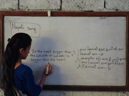 L'institutrice nous a aidé à écrire les paroles de la chanson en nepali puis, à faire sa traduction en anglais