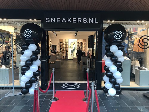 Ballonpilaar Breed Rond Opening Sneakers Lijnbaan Rotterdam
