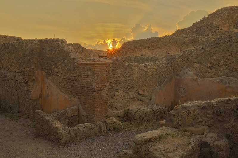 Il tramonto dell'Impero / The sunset of the empire (Pompeii, Campania, Italy)<br/>© <a href="https://flickr.com/people/37486507@N06" target="_blank" rel="nofollow">37486507@N06</a> (<a href="https://flickr.com/photo.gne?id=29945025017" target="_blank" rel="nofollow">Flickr</a>)