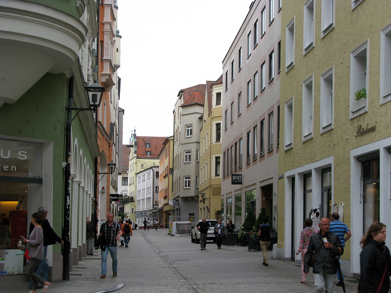 Regensburg - Goliathstraße<br/>© <a href="https://flickr.com/people/160950421@N07" target="_blank" rel="nofollow">160950421@N07</a> (<a href="https://flickr.com/photo.gne?id=45016088412" target="_blank" rel="nofollow">Flickr</a>)