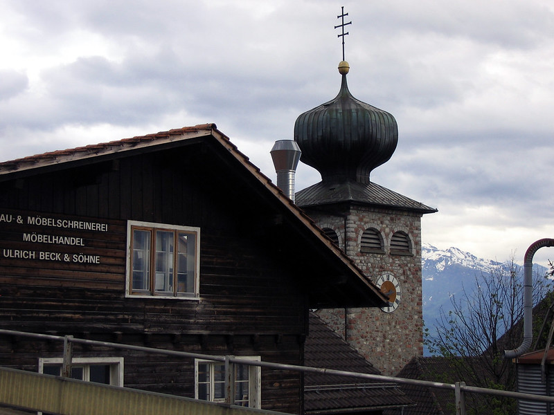 Triesenberg, The onion dome of St. Joseph's Church<br/>© <a href="https://flickr.com/people/160950421@N07" target="_blank" rel="nofollow">160950421@N07</a> (<a href="https://flickr.com/photo.gne?id=29962403207" target="_blank" rel="nofollow">Flickr</a>)
