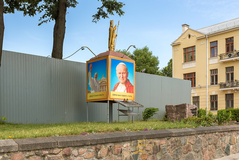 Статуя Иоанна Павла II<br/>© <a href="https://flickr.com/people/161695594@N07" target="_blank" rel="nofollow">161695594@N07</a> (<a href="https://flickr.com/photo.gne?id=31226466848" target="_blank" rel="nofollow">Flickr</a>)