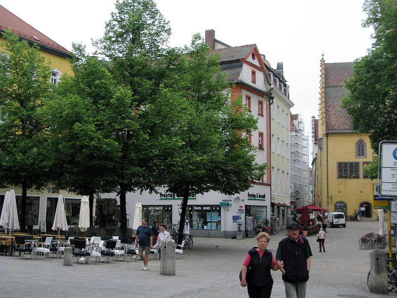 Regensburg - Kohlenmarkt<br/>© <a href="https://flickr.com/people/160950421@N07" target="_blank" rel="nofollow">160950421@N07</a> (<a href="https://flickr.com/photo.gne?id=30127634487" target="_blank" rel="nofollow">Flickr</a>)