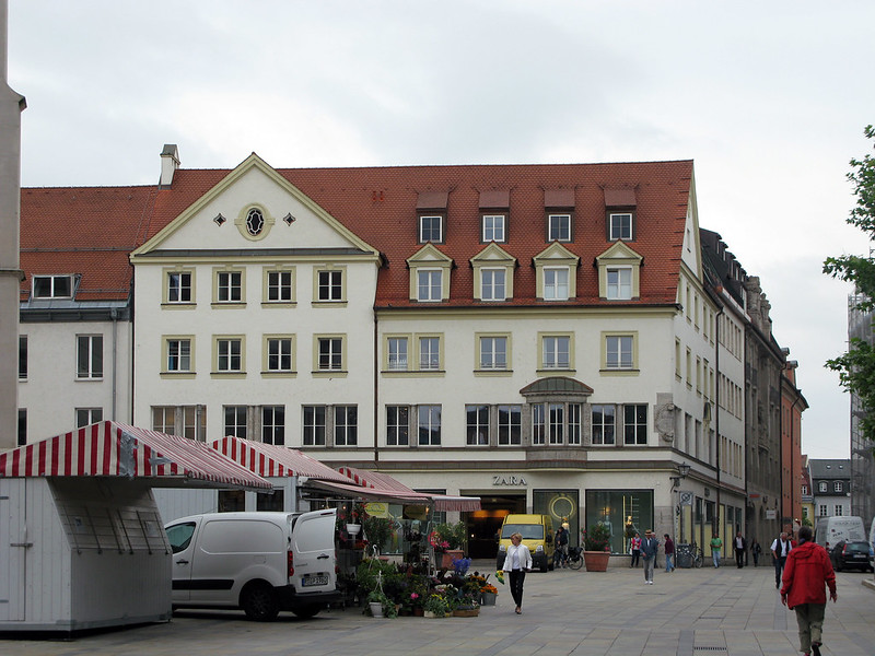 Regensburg - Neupfarrplatz<br/>© <a href="https://flickr.com/people/160950421@N07" target="_blank" rel="nofollow">160950421@N07</a> (<a href="https://flickr.com/photo.gne?id=31191135388" target="_blank" rel="nofollow">Flickr</a>)