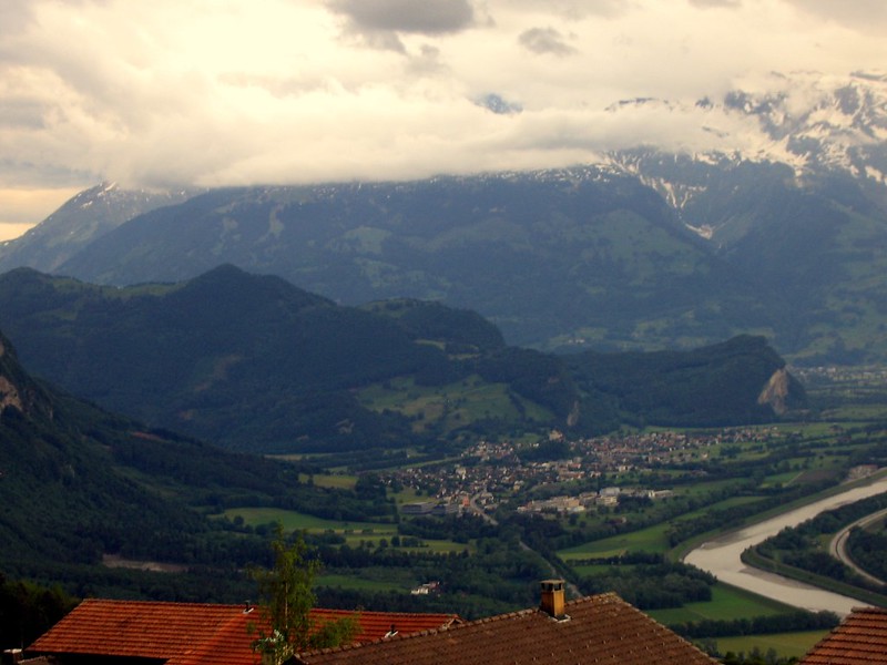 View from Triesenberg over the Rhine valley, Pizol (2844 m) and Glarus Alps<br/>© <a href="https://flickr.com/people/160950421@N07" target="_blank" rel="nofollow">160950421@N07</a> (<a href="https://flickr.com/photo.gne?id=44848620572" target="_blank" rel="nofollow">Flickr</a>)