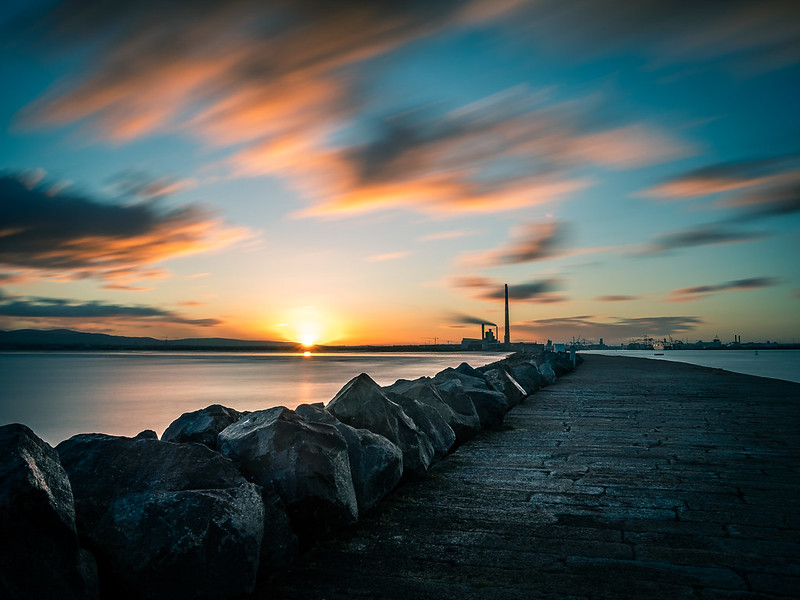 Sunset in Poolbeg - Dublin, Ireland - Seascape photography<br/>© <a href="https://flickr.com/people/87690240@N03" target="_blank" rel="nofollow">87690240@N03</a> (<a href="https://flickr.com/photo.gne?id=30678346297" target="_blank" rel="nofollow">Flickr</a>)