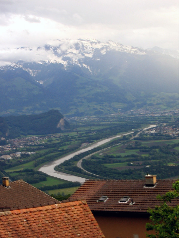 View from Triesenberg over the Rhine valley, Pizol (2844 m) and Glarus Alps<br/>© <a href="https://flickr.com/people/160950421@N07" target="_blank" rel="nofollow">160950421@N07</a> (<a href="https://flickr.com/photo.gne?id=29962379687" target="_blank" rel="nofollow">Flickr</a>)