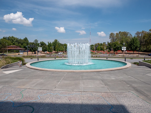 Fountain outside Missouri History Museum