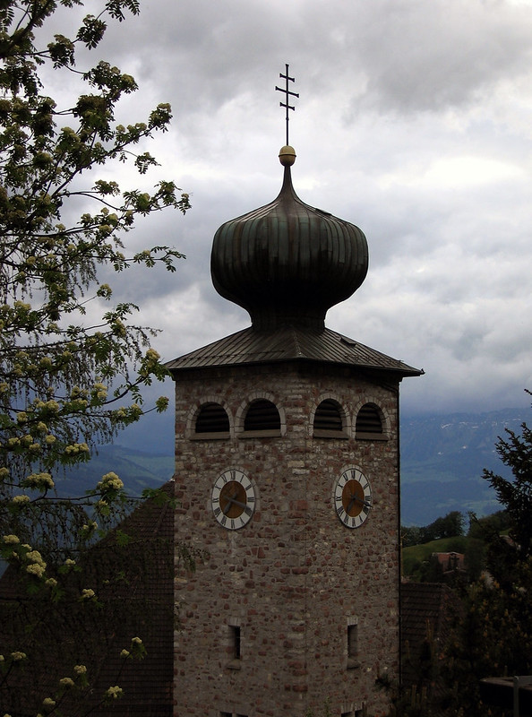 Triesenberg, The onion dome of St. Joseph's Church<br/>© <a href="https://flickr.com/people/160950421@N07" target="_blank" rel="nofollow">160950421@N07</a> (<a href="https://flickr.com/photo.gne?id=43986486085" target="_blank" rel="nofollow">Flickr</a>)