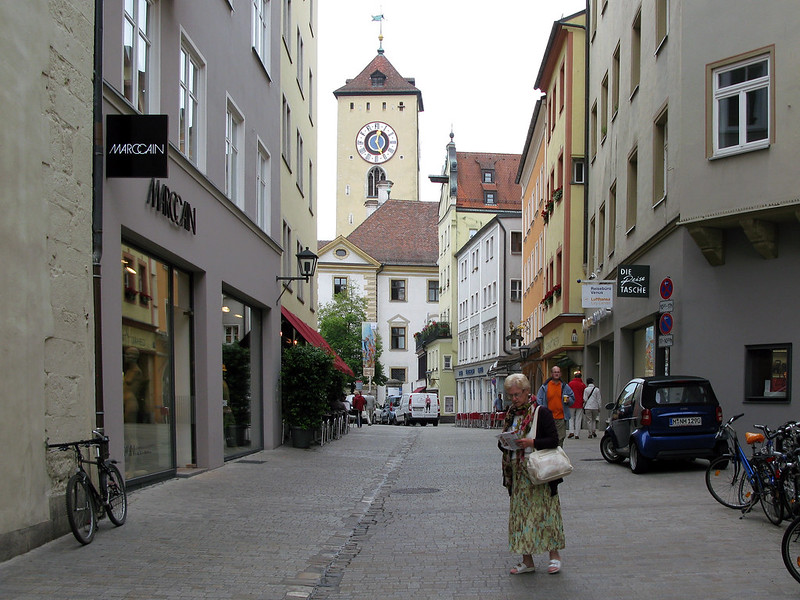 Regensburg - Goliathstraße<br/>© <a href="https://flickr.com/people/160950421@N07" target="_blank" rel="nofollow">160950421@N07</a> (<a href="https://flickr.com/photo.gne?id=30127636977" target="_blank" rel="nofollow">Flickr</a>)