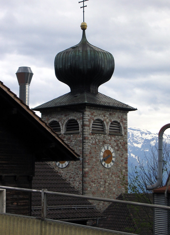 Triesenberg, The onion dome of St. Joseph's Church<br/>© <a href="https://flickr.com/people/160950421@N07" target="_blank" rel="nofollow">160950421@N07</a> (<a href="https://flickr.com/photo.gne?id=44899011541" target="_blank" rel="nofollow">Flickr</a>)