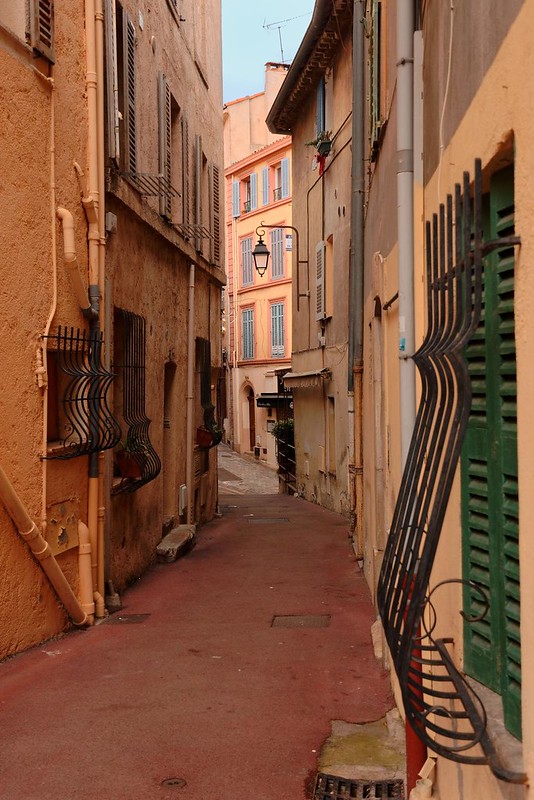 Cannes / Suquet district / Alley<br/>© <a href="https://flickr.com/people/34096574@N06" target="_blank" rel="nofollow">34096574@N06</a> (<a href="https://flickr.com/photo.gne?id=31320818517" target="_blank" rel="nofollow">Flickr</a>)