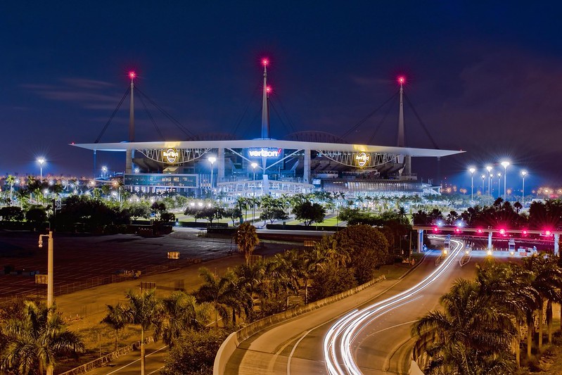 Hard Rock Stadium, 347 Don Shula Drive, Miami Gardens, Florida, USA / Opened: August 16, 1987 / Architects: Populous (then HOK Sport) ; HOK (2016 renovation)<br/>© <a href="https://flickr.com/people/126251698@N03" target="_blank" rel="nofollow">126251698@N03</a> (<a href="https://flickr.com/photo.gne?id=45580130491" target="_blank" rel="nofollow">Flickr</a>)