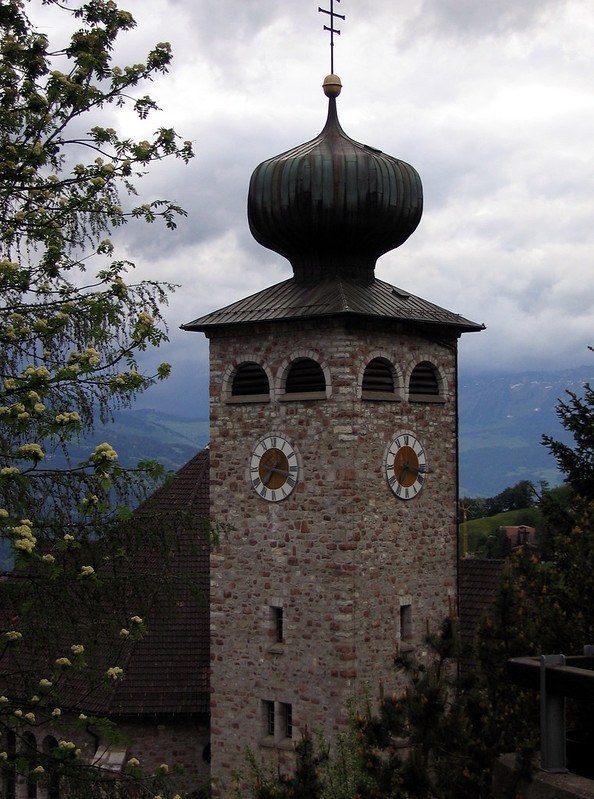 Triesenberg, The onion dome of St. Joseph's Church<br/>© <a href="https://flickr.com/people/160950421@N07" target="_blank" rel="nofollow">160950421@N07</a> (<a href="https://flickr.com/photo.gne?id=29962406837" target="_blank" rel="nofollow">Flickr</a>)