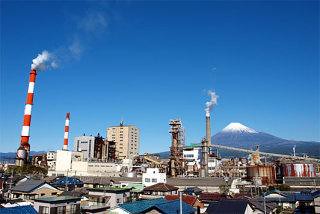 嫌悪施設を手前に撮れば世界の富士山も汚す...