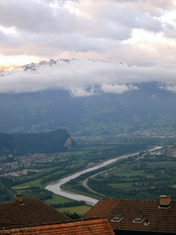 View from Triesenberg over the Rhine valley, Pizol (2844 m) and Glarus Alps<br/>© <a href="https://flickr.com/people/160950421@N07" target="_blank" rel="nofollow">160950421@N07</a> (<a href="https://flickr.com/photo.gne?id=44848564282" target="_blank" rel="nofollow">Flickr</a>)